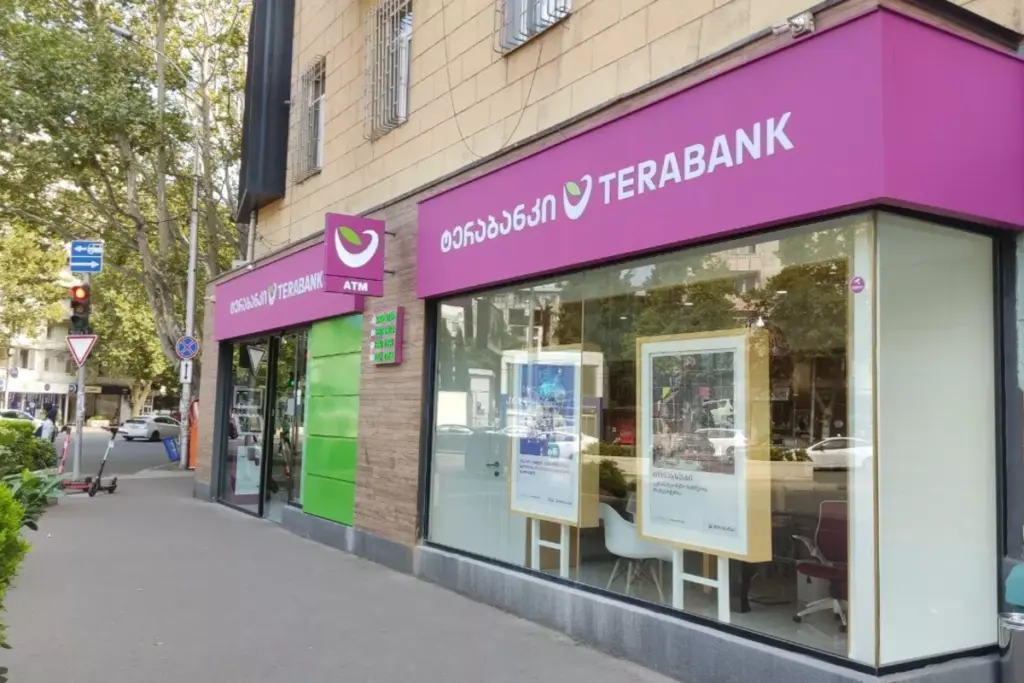 Maxi-operazione nel Caucaso: il gruppo armeno Arins acquista la georgiana Terabank e il lussuoso Biltmore Hotel Una filiale della georgiana Terabank a Tbilisi. L'istituto è al centro di una maxi-acquisizione da parte del gruppo finanziario armeno Arins Group. Crediti/Fonte: News Georgia