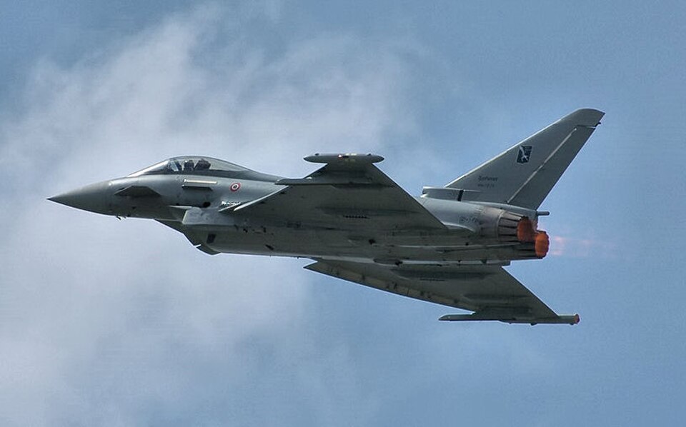 Intrusione dello spazio aereo in Lettonia: Eurofighter abbattono drone non identificato Eurofighter Typhoon in volo: Un caccia multiruolo impiegato nelle missioni di polizia aerea e difesa dello spazio aereo della NATO sul fianco orientale.