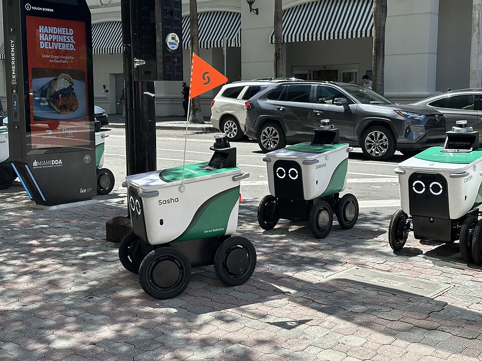 Robot per le consegne: Serve Robotics volta pagina e si allea con Grubhub I robot autonomi per le consegne di Serve Robotics in azione a Miami, tra i mercati chiave per l'espansione e i nuovi micro depositi dell'azienda.