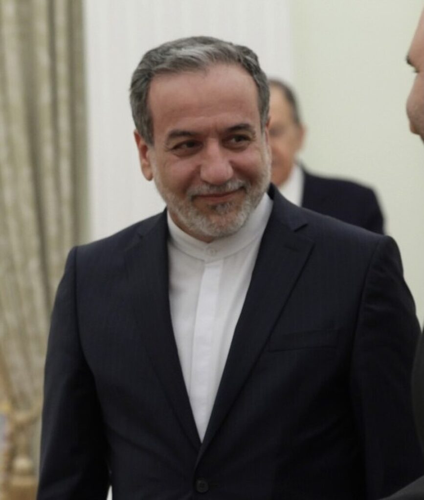 Il Ministro degli Esteri iraniano Abbas Araqchi discute accordi economici con il Tagikistan.