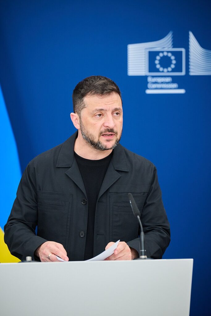 L’Ucraina accusa: “La Russia usa missili nordcoreani negli ultimi attacchi mortali”. Kiev chiede più difese aeree Il presidente dell'Ucraina, Volodymyr Zelensky, durante la sua visita alla Commissione Europea