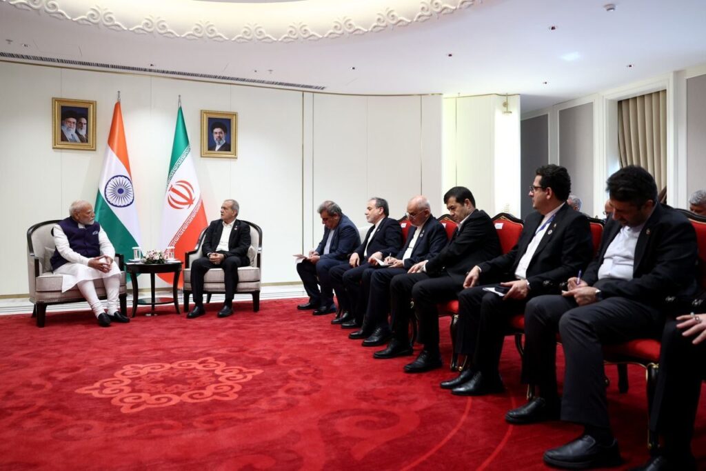 Il presidente iraniano Masoud Pezeshkian e il primo ministro indiano Narendra Modi (Foto IRNA)
