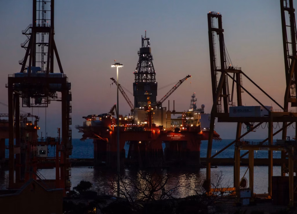 Piattaforma petrolifera offshore in fase di attività, simbolo degli investimenti energetici e dell'esplorazione marittima