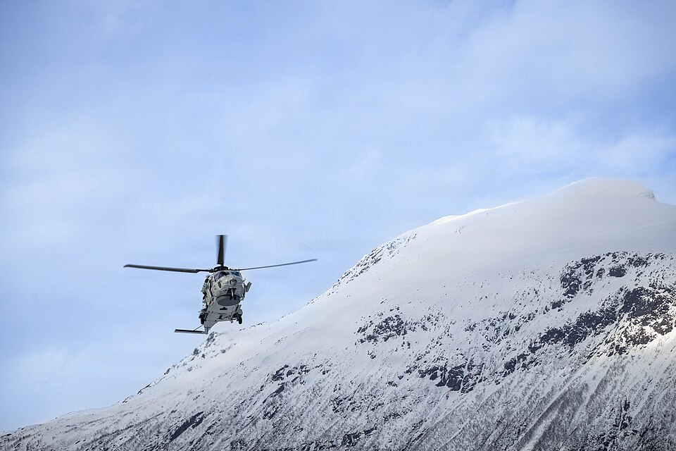 Militarizzazione dell’Artico: la Russia accusa la NATO di preparare operazioni offensive Un elicottero NH90 della Marina norvegese (parte delle forze alleate) in fase di atterraggio in una base artica durante l'imponente esercitazione "Cold Response 26".
