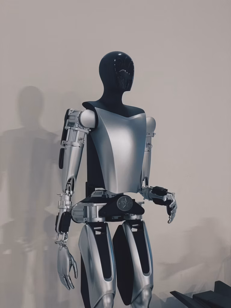 Un prototipo di robot umanoide in un contesto di sviluppo tecnologico. Foto di Michael Martinelli / Unsplash