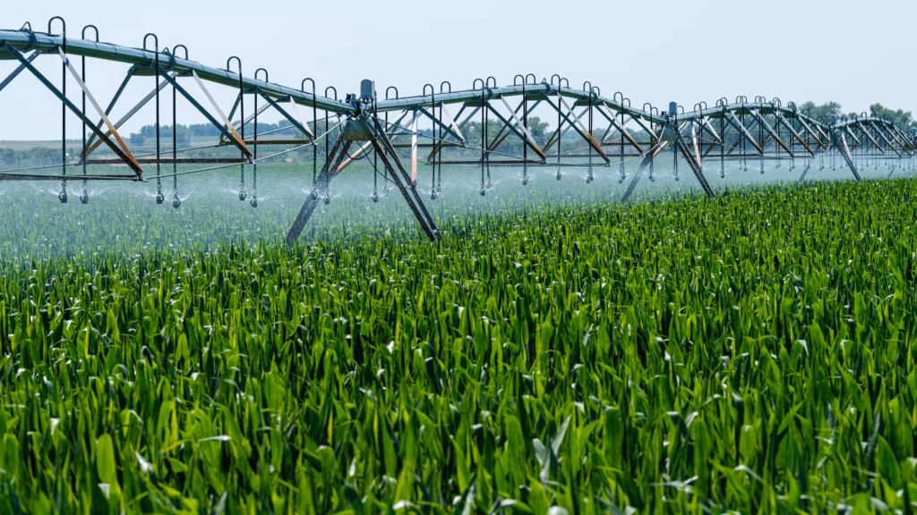 Etiopia: Agricoltura rigenerativa e tecnologia climatica, il modello giapponese nella Jimma Zone Un sistema di irrigazione a pivot centrale in funzione su un campo coltivato. La gestione efficiente dell'acqua e l'innovazione tecnologica sono al centro delle nuove pratiche per la sicurezza alimentare e la transizione climatica in Africa