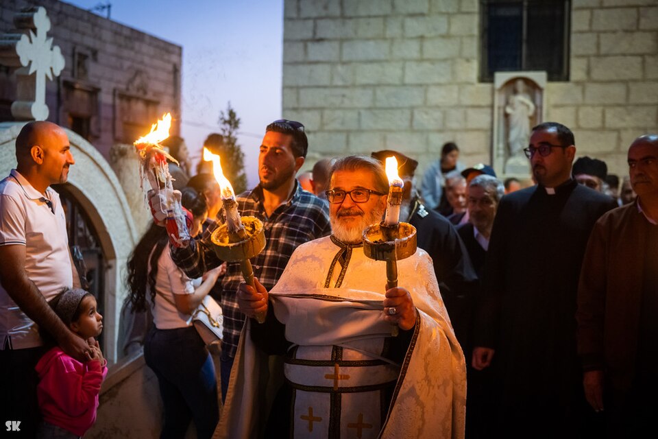 Palestina, allarme del Comitato Presidenziale per gli Affari Ecclesiastici: “Le comunità cristiane a rischio” Una processione pasquale a Taybeh, ultimo villaggio interamente cristiano della Palestina. La comunità locale celebra la Pasqua con la luce del Fuoco Sacro proveniente da Gerusalemme. Una tradizione viva che il Comitato Presidenziale per gli Affari Ecclesiastici chiede di proteggere dalle crescenti minacce.