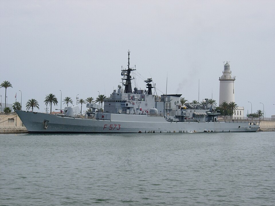 Shadow fleet: scatta l’abbordaggio della Marina italiana Un'unità della Marina Militare Italiana in navigazione nel Mediterraneo centrale, simile a quella che ha condotto l'operazione di abbordaggio nei confronti della petroliera sospettata di appartenere alla "flotta ombra" russa al largo di Pantelleria.