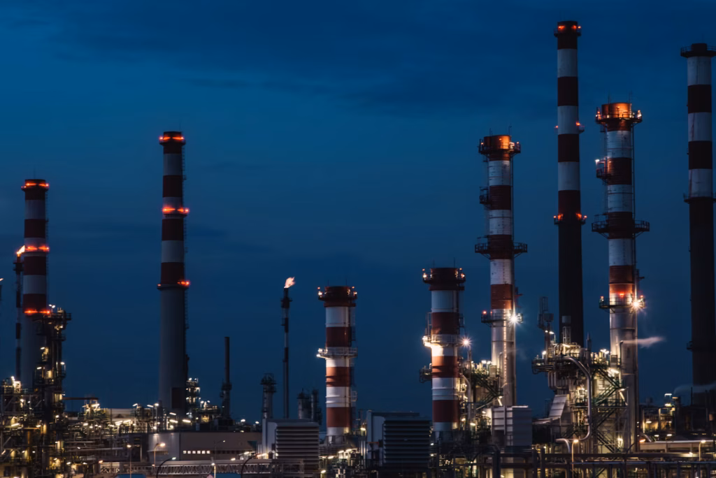 "Veduta notturna di un complesso petrolifero. L'Iraq ha avviato un piano di potenziamento delle infrastrutture di raffinazione e di export grazie all'accordo con la giapponese JGC."