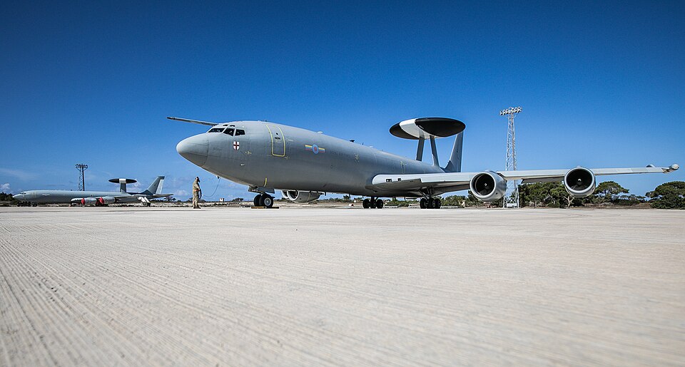Iran: minacce di attacchi a obiettivi militari in Europa se il conflitto si estende Velivoli AWACS della RAF britannica di stanza alla base di Akrotiri, a Cipro. L'infrastruttura è tra i siti menzionati nei rapporti strategici sulle possibili tensioni regionali.