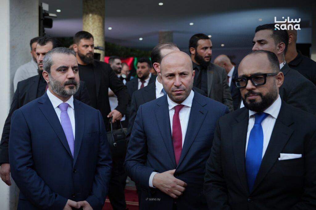 Il ministro degli Esteri e degli Espatriati Asaad Hassan Al-Shaibani al suo arrivo a Tripoli per la riapertura ufficiale dell'ambasciata della Repubblica Araba Siriana. (Foto: SANA)