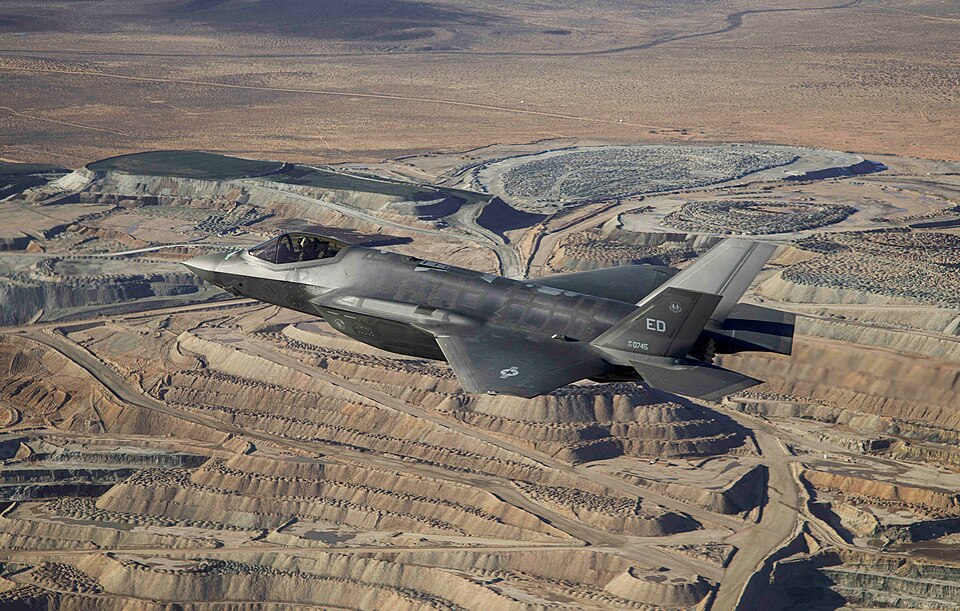 Medio Oriente: gli USA approvano la vendita di 48 caccia F-35 all’Arabia Saudita «Un caccia F-35 Lightning II in volo durante un'esercitazione addestrativa»
