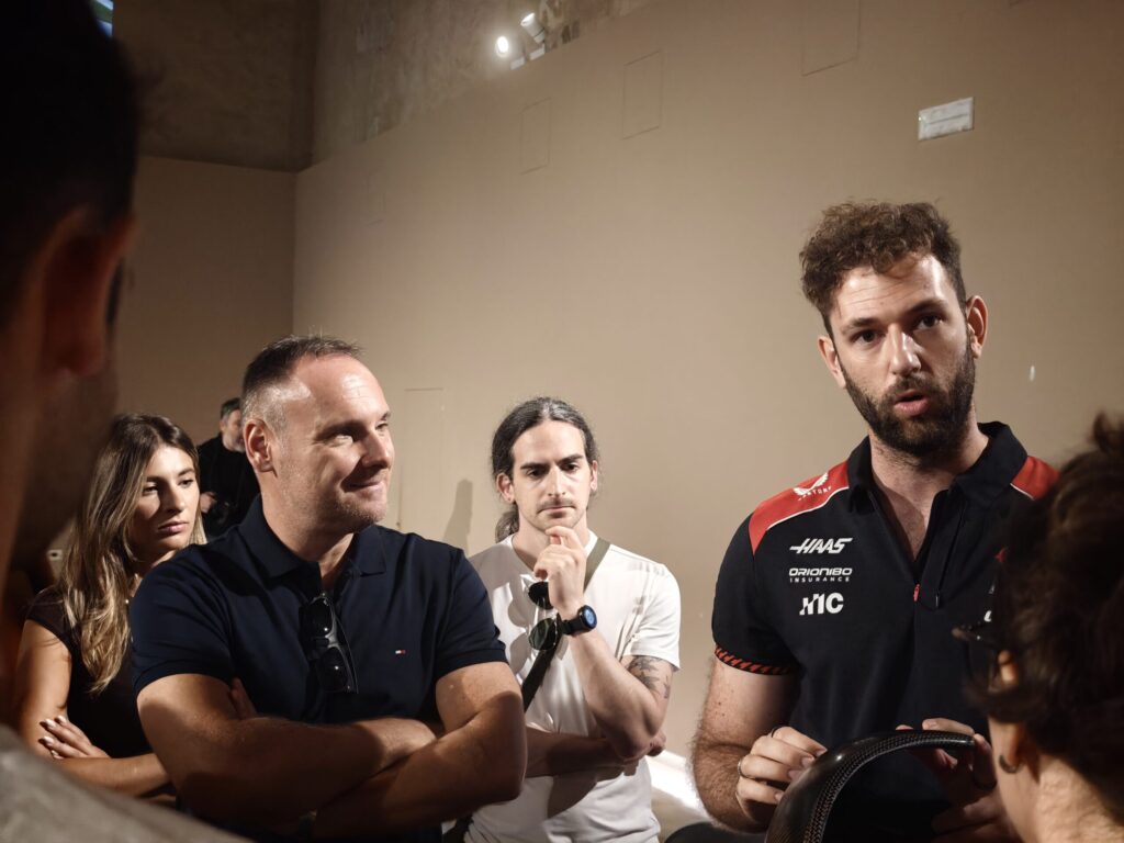 FORMULA 1, OLTRE TREMILA PERSONE PER LA DUE GIORNI DI HAAS A FERRARA: GIOVANI E FUTURI INGEGNERI A INCONTRO CON I PROFESSIONISTI DEL TEAM. NELL’EX REFETTORIO LEZIONI E DIMOSTRAZIONI, IN MOSTRA COMPONENTI UTILIZZATI IN PISTA E NELLA GALLERIA DEL VENTO