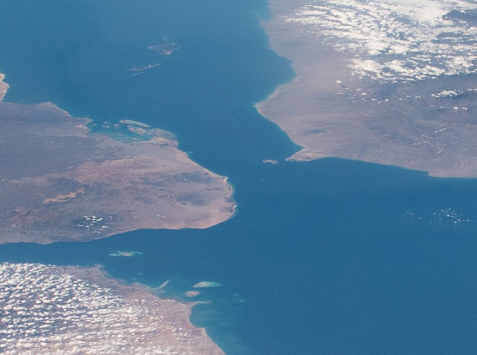 Medio Oriente sull’orlo di una nuova crisi: tra il rientro anticipato di Trump, il blocco di Hormuz e l’avanzata degli Houthi Stretto di Bab al Mandab