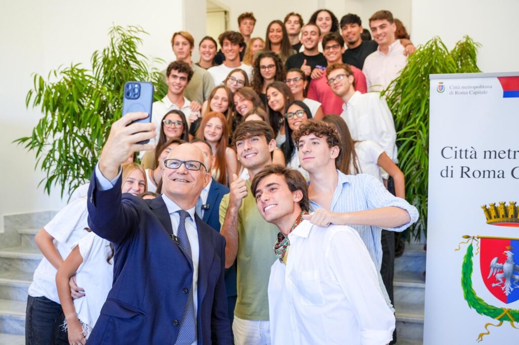 Inaugurato il complesso liceale Alighieri-Caravillani in piazza Risorgimento. Gualtieri: «Abbiamo restituito, a dieci anni dalla chiusura, una bellissima scuola agli studenti e alla città»