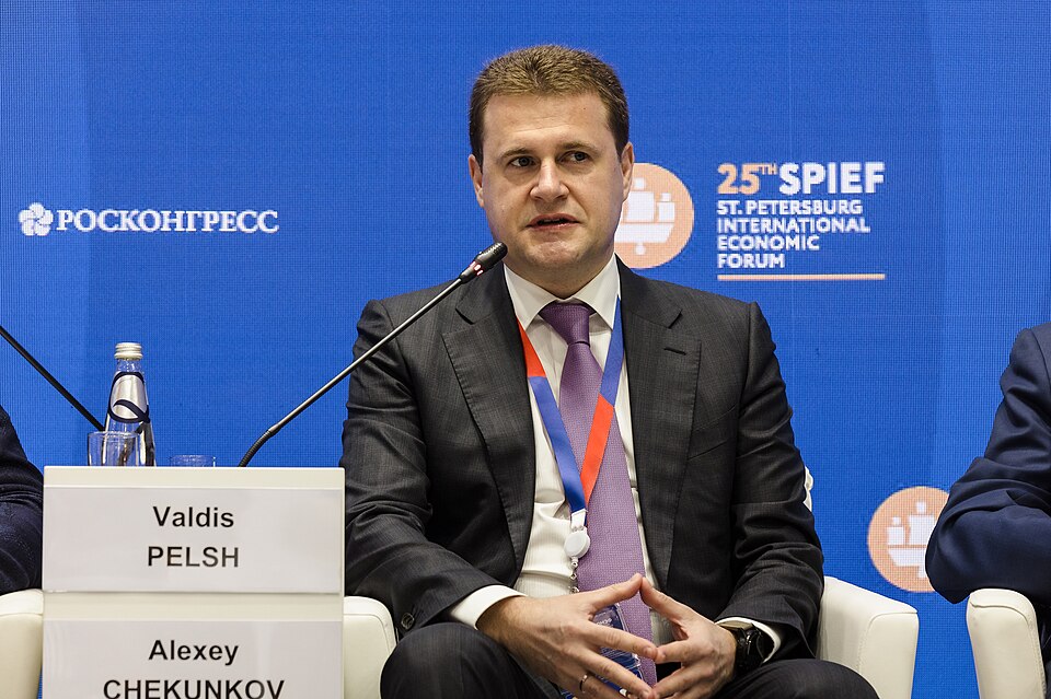 Rotta artica SMP: la via sicura tra Asia ed Europa Alexey Chekunkov durante un intervento al Forum Economico Internazionale di San Pietroburgo, focalizzato sullo sviluppo del corridoio artico e sulla crescita dei traffici commerciali lungo la Northern Sea Route (Foto: Governo dell'Oblast' di Murmansk, CC BY 4.0)