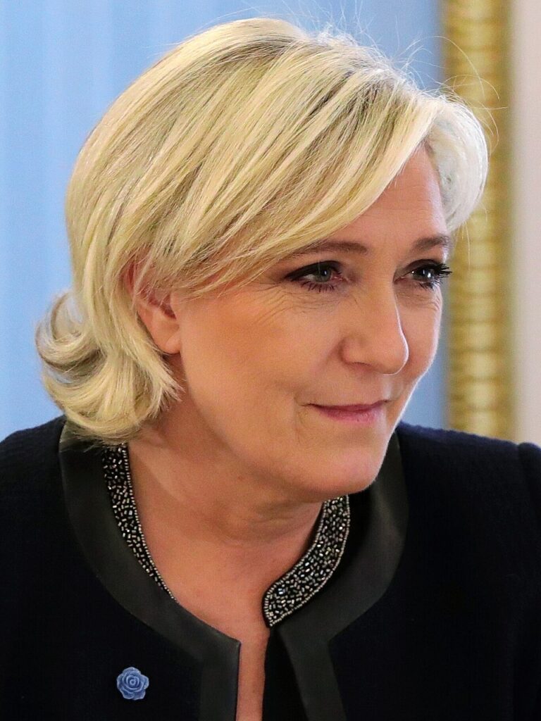Marine Le Pen si prepara alla sfida per il 2027 mentre nel Rassemblement National si ridefiniscono gli equilibri interni e il ruolo di Jordan Bardella.
