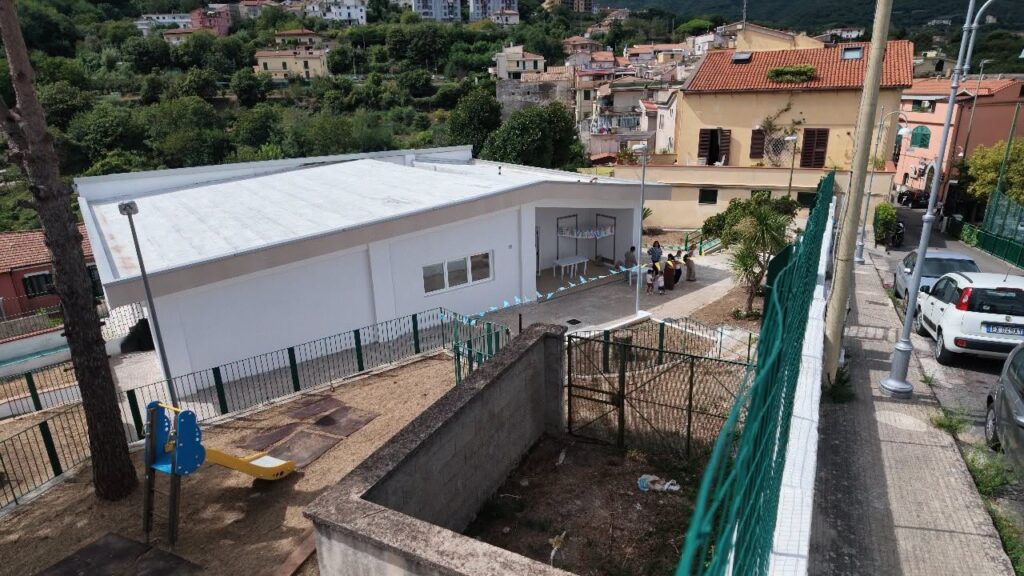 CS – Dragonea: primo giorno di scuola in aule moderne e sicure nel rinnovato plesso di via Vallone. Sindaco De Simone: «Finalmente per i ragazzi delle frazioni un nuovo e moderno punto di riferimento»