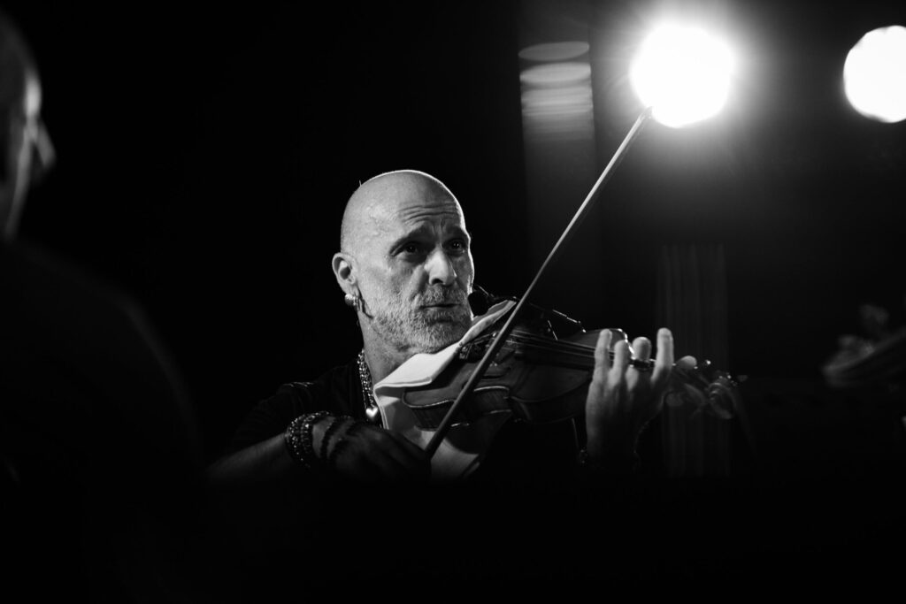 Alessandro Quarta presenta in anteprima a Pescara “Estatica bellezza dell’amore”, standing ovation in piazza Sacro Cuore