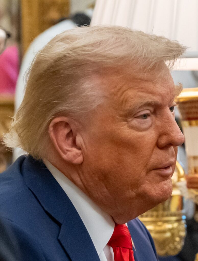 Il Presidente Trump è intervenuto direttamente sulla crisi energetica globale, chiedendo a Kiev di fermare i raid contro le raffinerie russe per arginare i rincari record del diesel negli Stati Uniti.