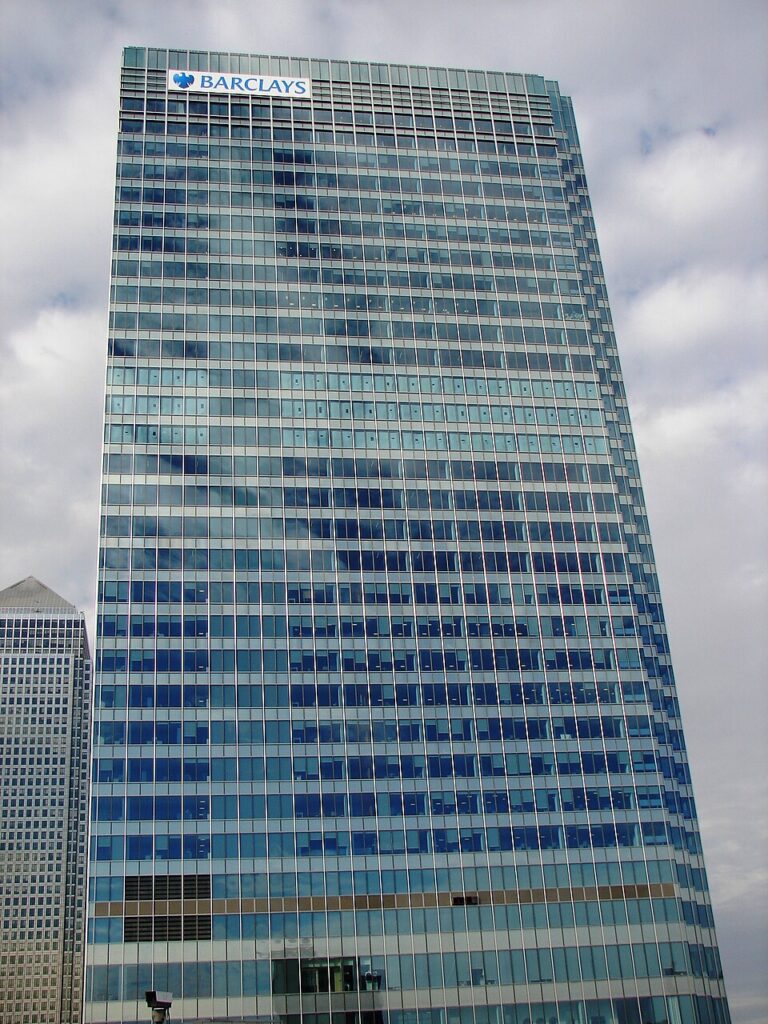 Barclays, l’IA riduce gli organici: 5.000 posti tagliati Sede di Barclays Bank a Canary Wharf, Londra, il gruppo bancario che ha annunciato 5.000 tagli occupazionali.