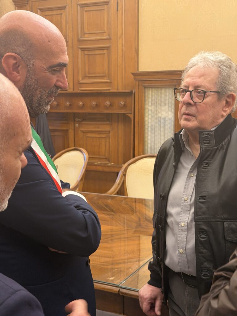 IL COMUNE COMUNICA – il sindaco consegna un riconoscimento all’attore Pino Micol