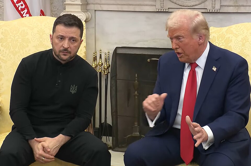 Ucraina, Washington agita la carta dell’intelligence per fermare i raid sulle raffinerie russe Il presidente ucraino Volodymyr Zelensky e il presidente degli Stati Uniti Donald Trump. Al centro delle tensioni tra Washington e Kiev, le pressioni sui raid ucraini contro le raffinerie russe e le indiscrezioni su un possibile stop alla condivisione di intelligence americana con l’Ucraina. (Foto d’archivio)