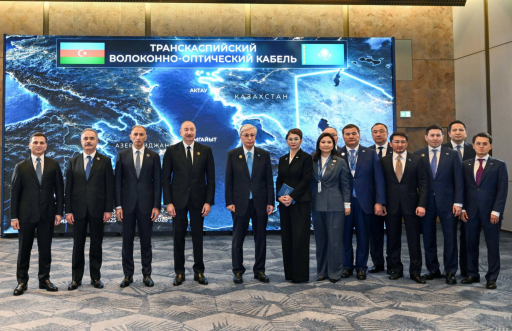 I presidenti Ilham Aliyev e Kassym-Jomart Tokayev davanti alla mappa del cavo in fibra ottica transcaspico tra Azerbaigian e Kazakistan.