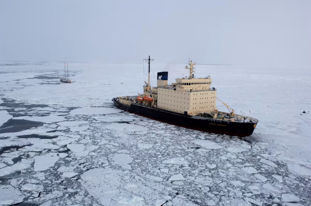 Nave tra i ghiacci marini dell'Artico, regione al centro degli interessi commerciali e delle attività della Cina.