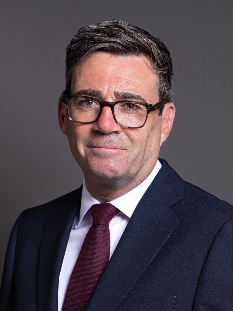 Andy Burnham, primo ministro britannico, interviene sul possibile ritorno del Regno Unito nell’Unione europea.