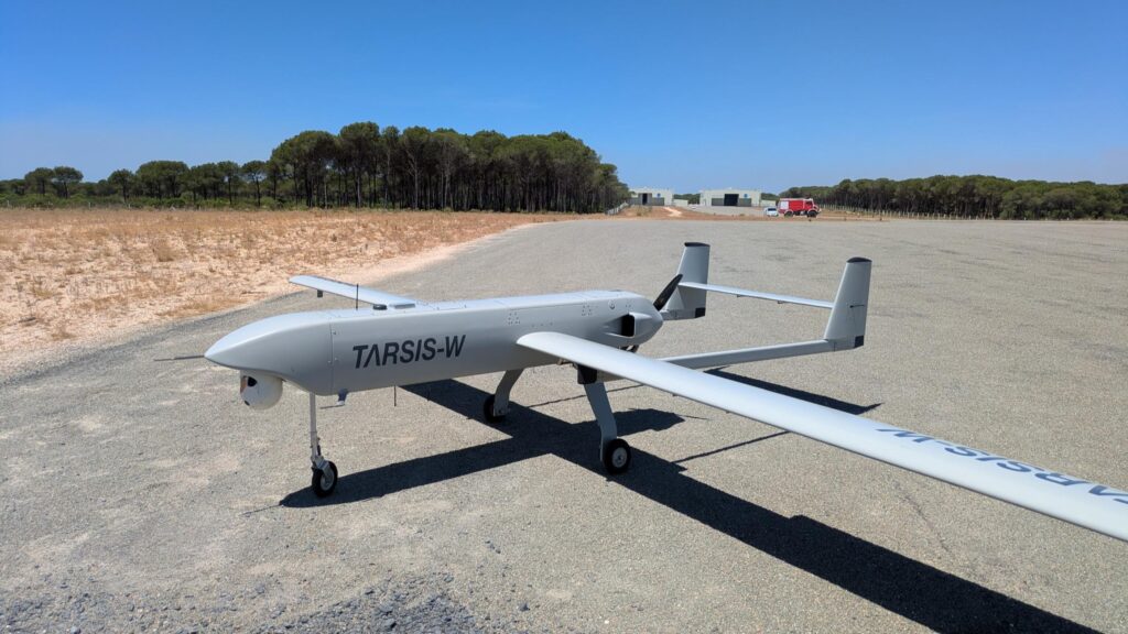 Drone militare ad ala fissa equipaggiato con il sistema AIRSENSE per la navigazione autonoma senza GPS, sperimentato durante REPMUS 2026.