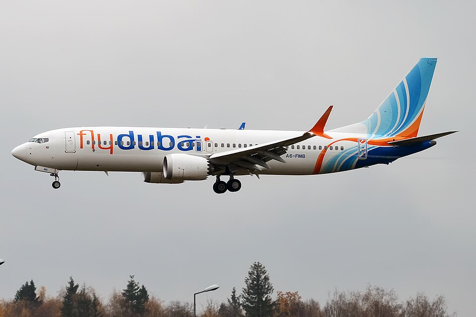 Flydubai, gli Emirati aprono l’inchiesta: da chiarire movente e dinamica dell’incidente Un Boeing 737-8 MAX di Flydubai. Gli Emirati Arabi Uniti hanno aperto un'indagine sull'incidente che ha coinvolto il volo FZ1073 diretto da Dubai a Tel Aviv e costretto ad atterrare in emergenza a Tabuk, in Arabia Saudita.