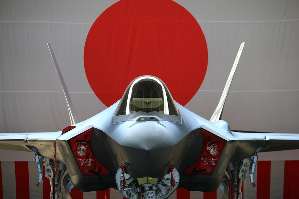 Giappone e Stati Uniti rafforzano l’alleanza militare: accordo per produrre missili avanzati destinati agli F-35 Caccia F-35 giapponese davanti alla bandiera del Giappone, accordo sui missili AMRAAM