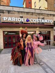 Il Teatro Parioli Costanzo sceglie di osare e lancia una esperienza immersiva che abbatte la quarta parete. Non il solito Halloween ma un portale immaginario tra due dimensioni: l’ingresso e la platea