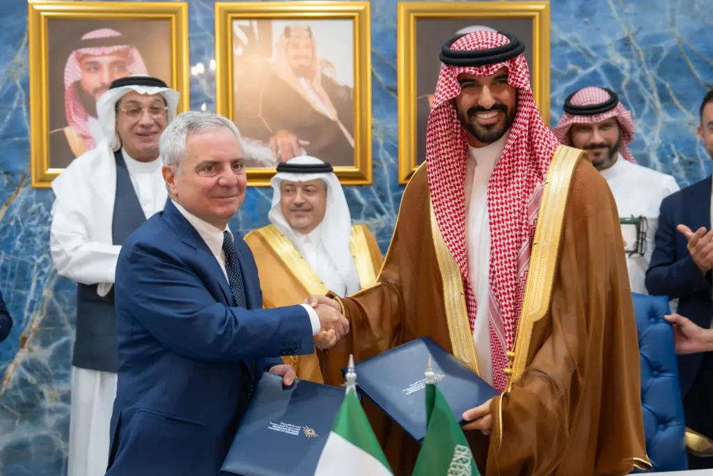 Sultan Al-Musallam e Dario Scannapieco durante la firma del memorandum d’intesa tra la Federazione delle Camere Saudite e Cassa Depositi e Prestiti a Riyadh.
