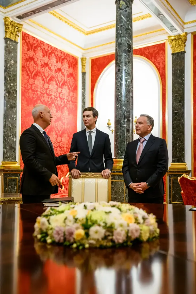 Jared Kushner durante una missione diplomatica internazionale. La sua attività sul Medio Oriente si intreccia con gli investimenti di Affinity Partners in Israele.