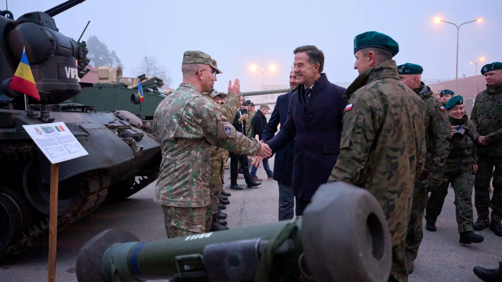 Il segretario generale della NATO Mark Rutte incontra militari alleati durante una visita in Polonia