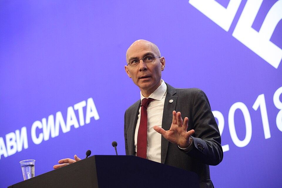 Proteste in Europa, l’ONU chiede dialogo e tutela dei diritti L'ONU interviene sulle proteste in cinque Paesi europei: Volker Türk chiede tutela dei diritti umani, indagini sugli abusi e dialogo sociale.