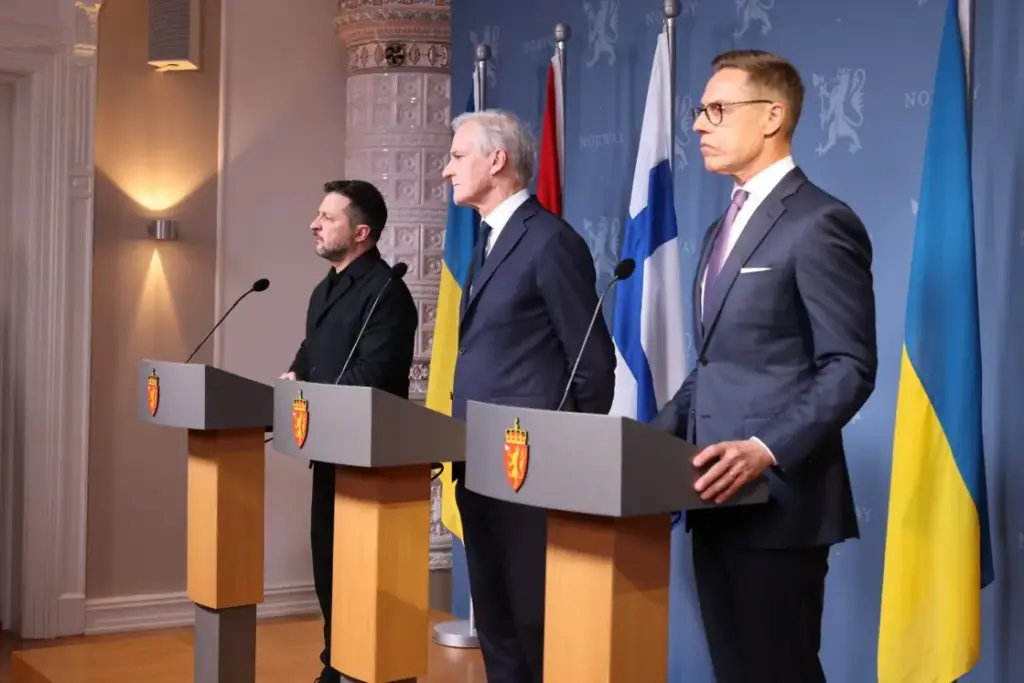 Ucraina, le proposte di Oslo alla prova di Mosca Volodymyr Zelensky con Jonas Gahr Støre e Alexander Stubb alla conferenza stampa di Oslo del 20 ottobre 2026.